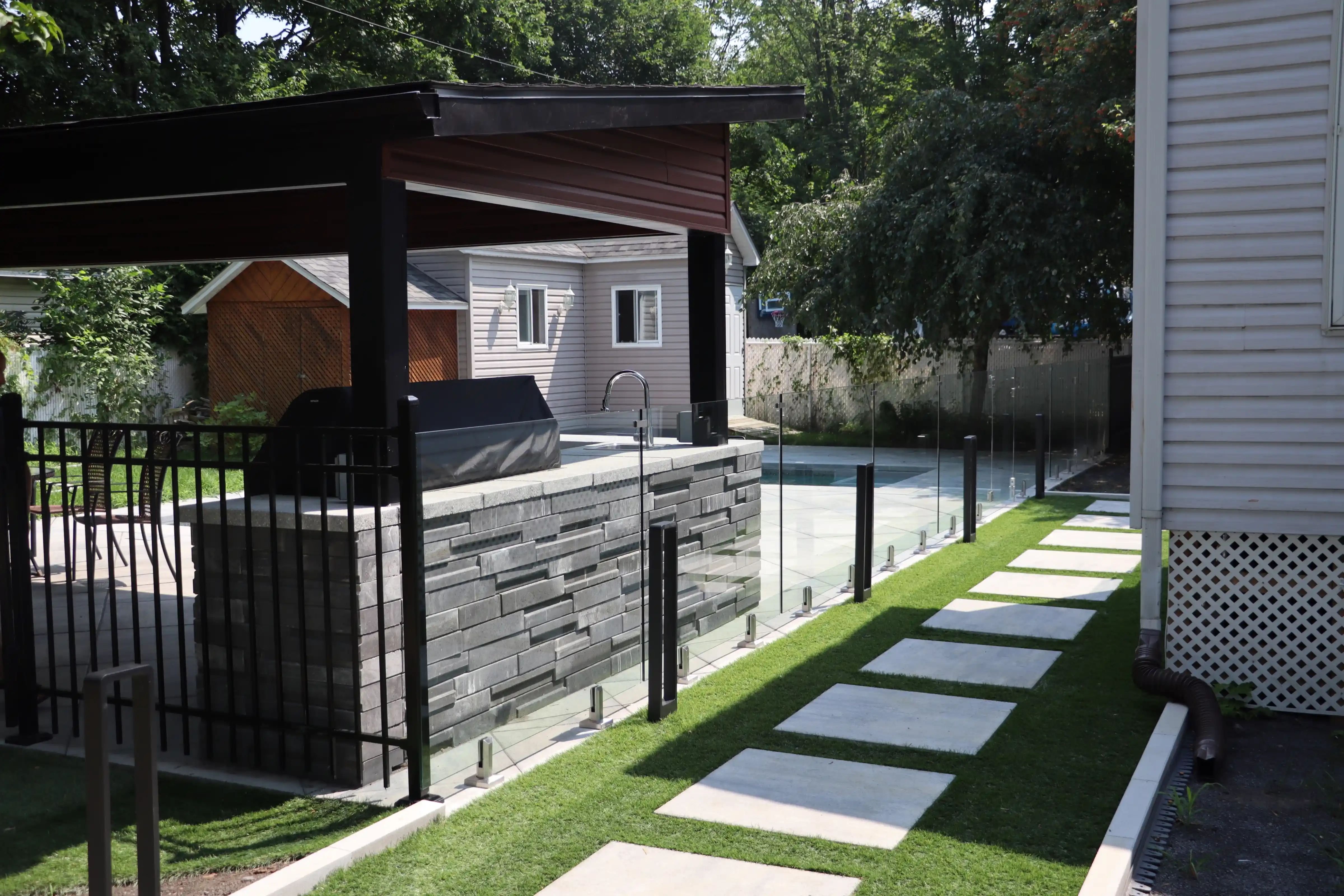 Cuisine extérieure et espace lounge – aménagement sur mesure