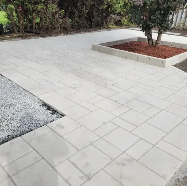 Terrasse en pavé uni – aménagement extérieur résidentiel